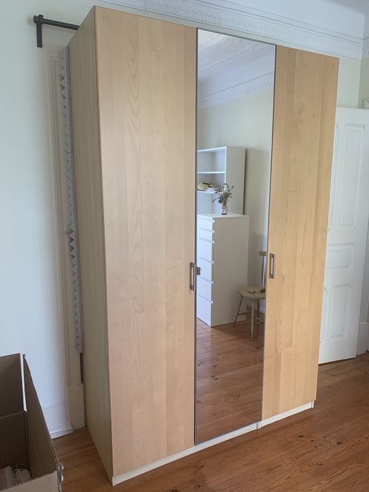 Roupeiro Ikea composto por 2 módulos