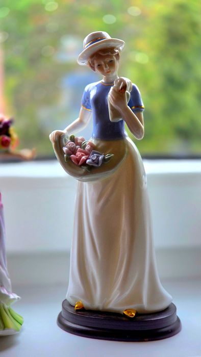 Porcelanowa dziewczyna z kwiatami PMI
