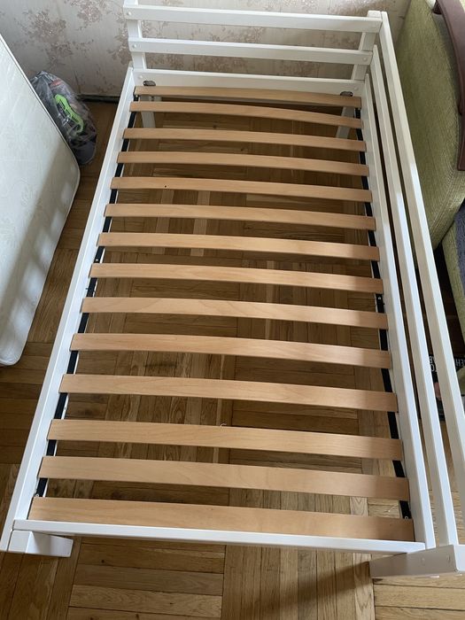 Кровать б.у в отличном состоянии.