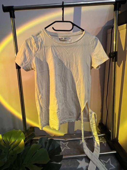 T-shirt damski marki Cropp z wiązaniem z boku