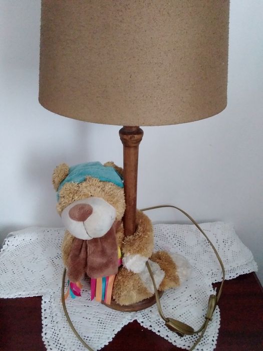 Candeeiro com urso na base.