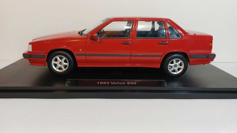 1/18 Volvo 850 - Triple 9