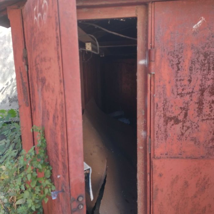 Гараж металевий з місцем