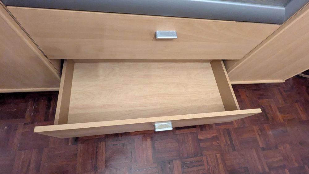 Conjunto inteiro de Mesa + 4 cadeiras + Estante + Aparador
