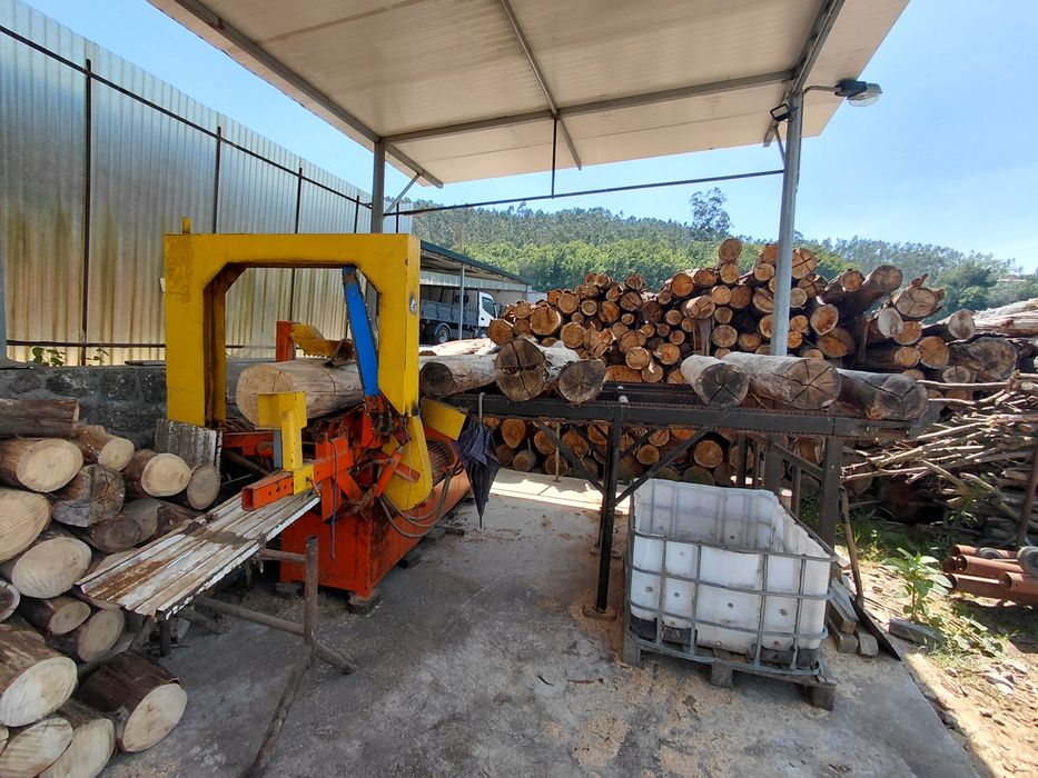 Máquina de cortar lenha