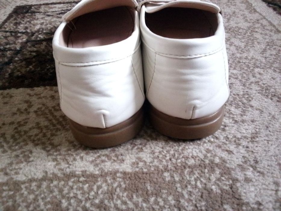 Макасіни білі на дівчинку.