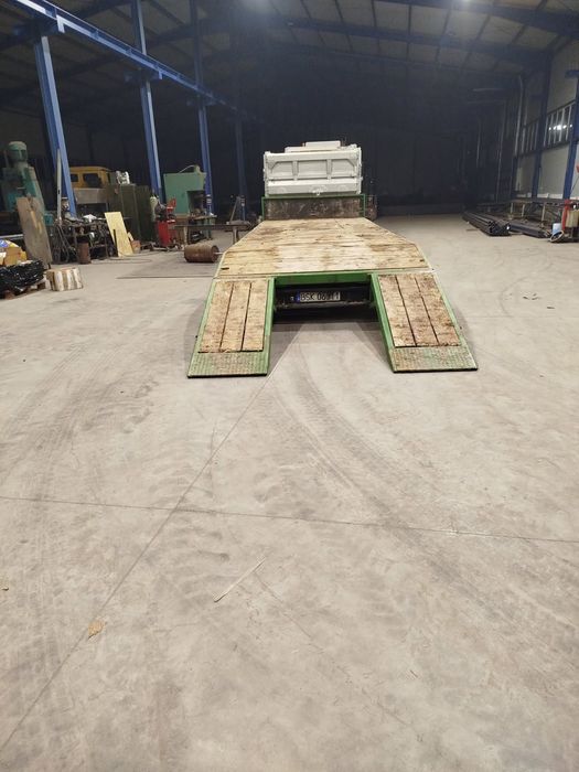 Przyczepa niskopodwoziowa