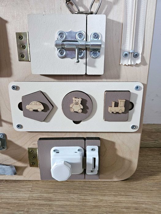 Tablica manipulacyjna edukacyjna Naanaa Wood z imieniem Antek