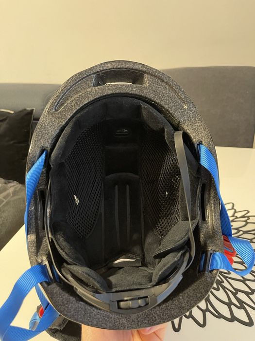 Kask narciarski.