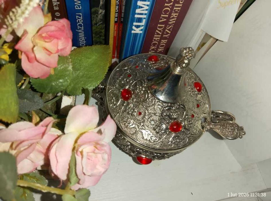 Cukiernica z czerwonymi kamykami