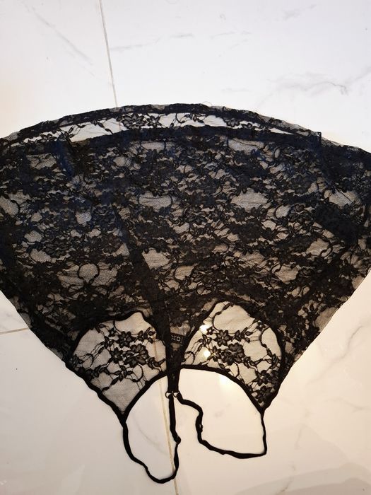 Bodystocking, gorset, biustonosz, pończochy itd.