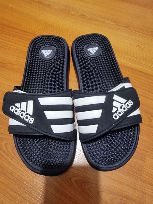 Chinelos azuis Adidas