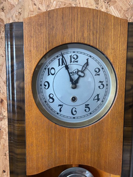 Настінний годинник. В робочому стані.