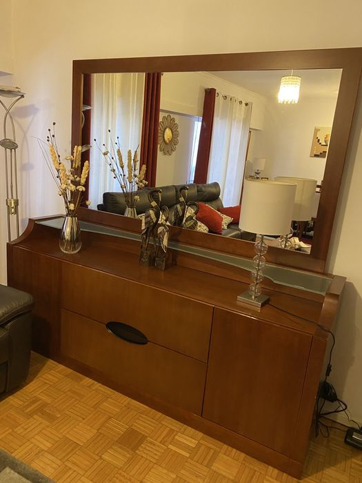 Aparador com espelho inserido em cerejeira como novo