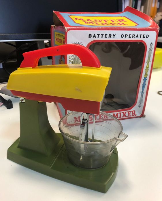 Brinquedos vintage batedeira e frigorífico