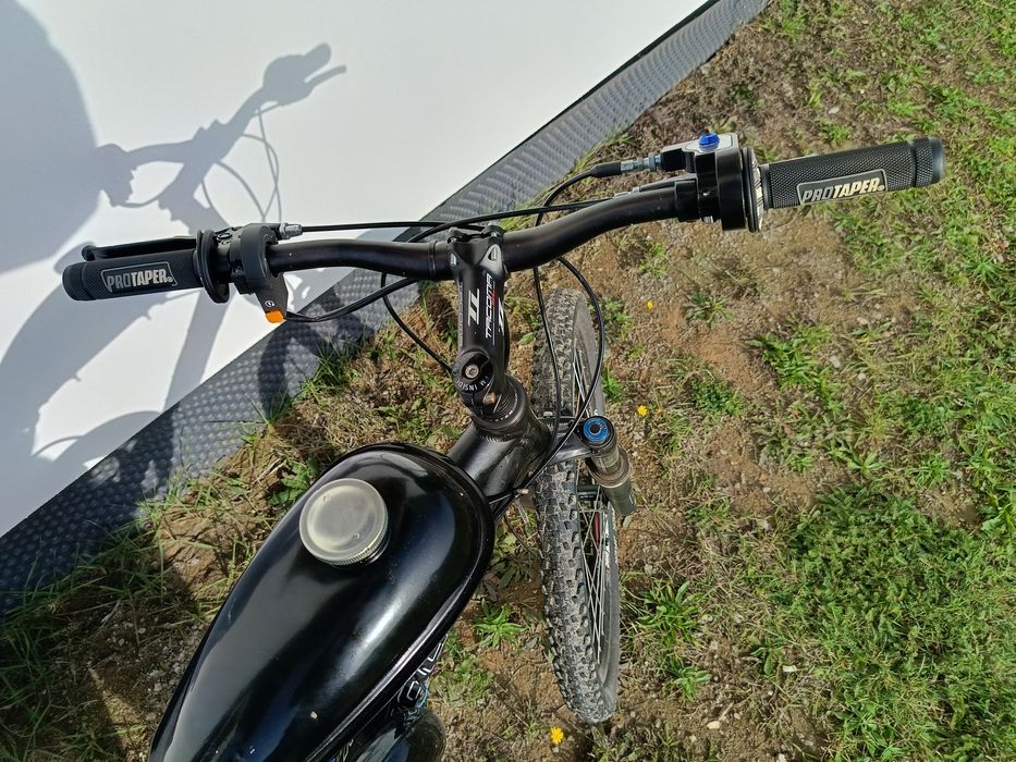 Rower górski z silnikiem spalinowym