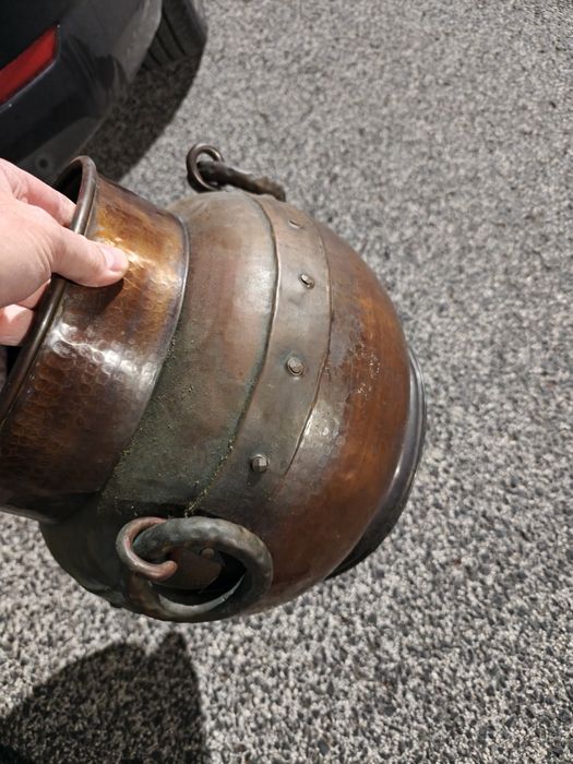 Pote ou vaso antigo em cobre martelado.