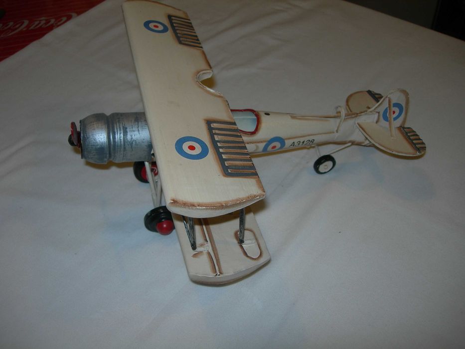 Avião de chapa. Brinquedo artesanal .