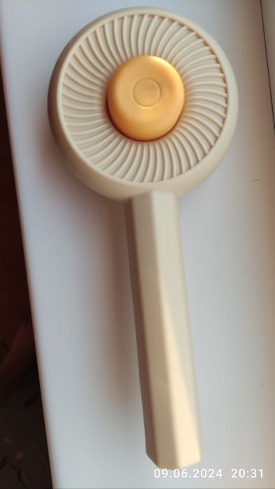 Щітка-пуходерка для вичісування шерсті.