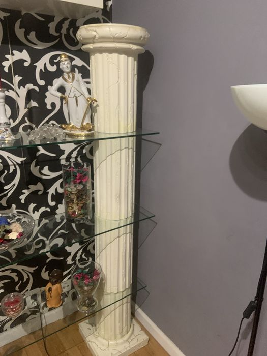 Estante em vidro para sala ou hall