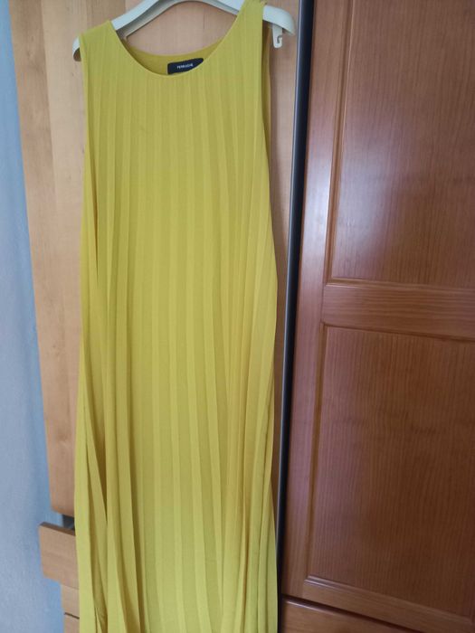 Vestido amarelo escuro