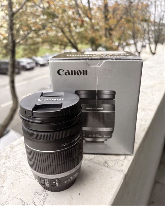 Canon EF 18-200mm f/3.5-5.6 IS