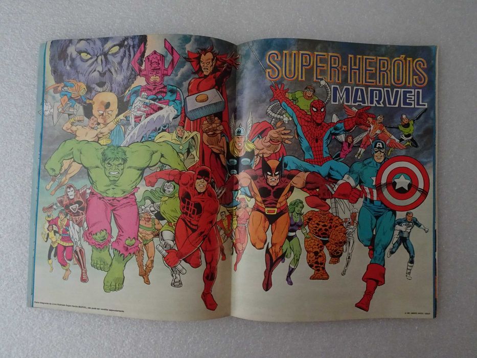 Caderneta de cromos Super-Heróis Marvel (tem 5 cromos) inclui posters