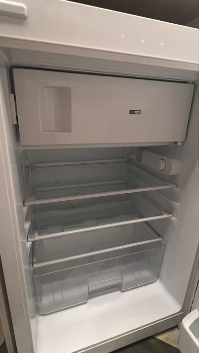 Однокамерний вбудований холодильник з морозильною камерою Beko