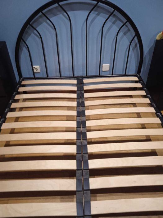 Cama de estrutura tubular metálica. 195x160cm