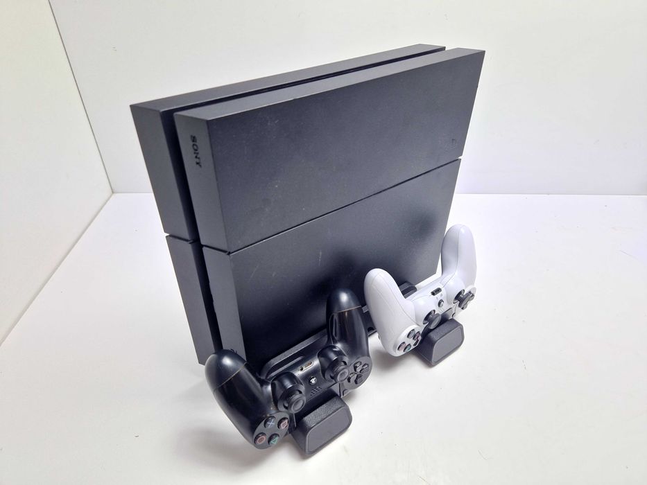 Konsola PLAYSTATION 4 CUH-1216A + 2 kontrolery + Stacja dokująca