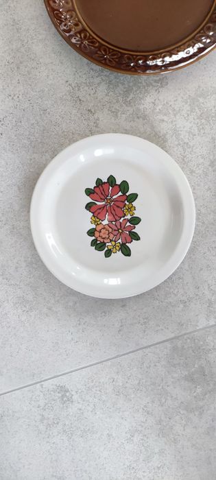 Stare porcelanowe talerze dla kolekcjonerów