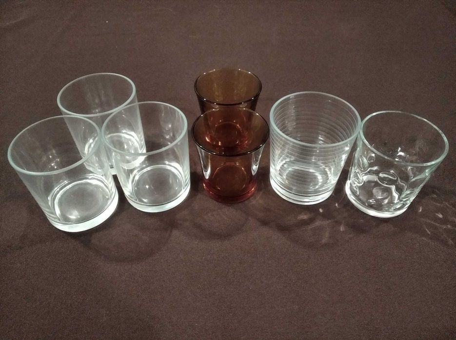 Copos diversos em vidro castanho e transparente
