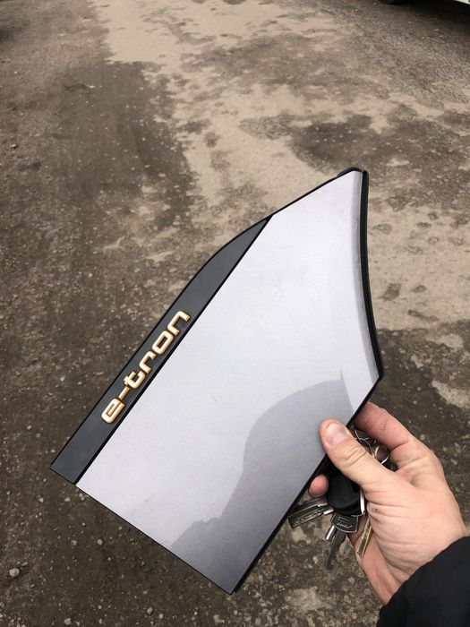 Заглушка на Ауди етрон 4KE810394