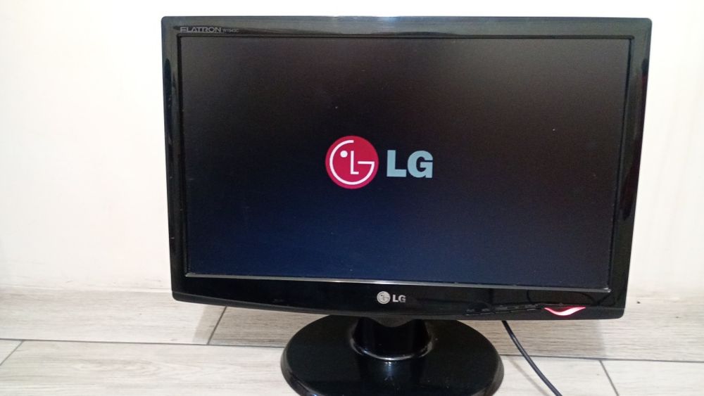 Монітор LG Flatron W1943C 19” б/у, чудовий стан, з усіма кабелями