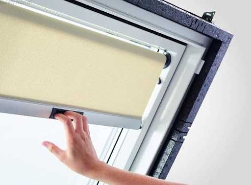 Roleta do okien dachowych Roto ZRS/ZRB Beżowa