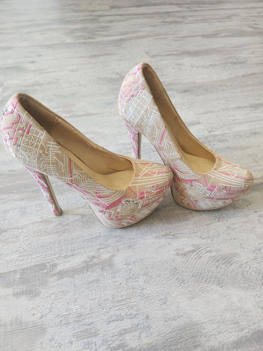 Sapatos altos cor creme e rosa