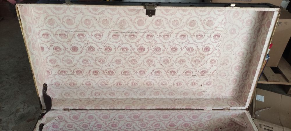 Mala/baú preta pele