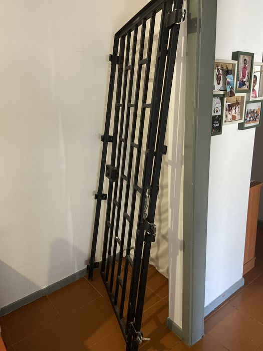 Porta de grade com o aro efechadura