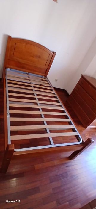 Cama de solteiro mesinha