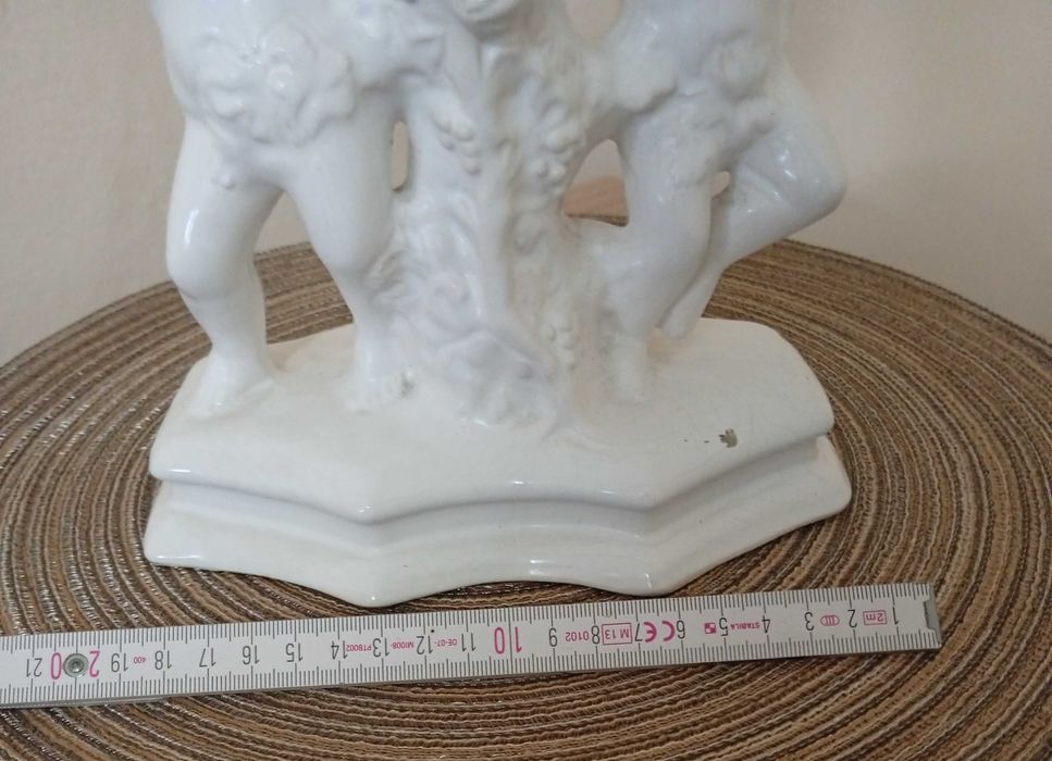 Zabytkowa doniczka w stylu barokowym