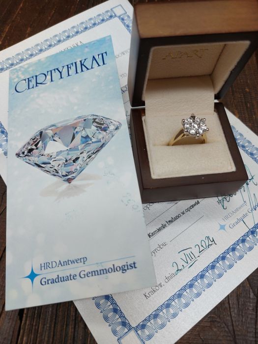 Złoty pierścionek z diamentem brylantowanym