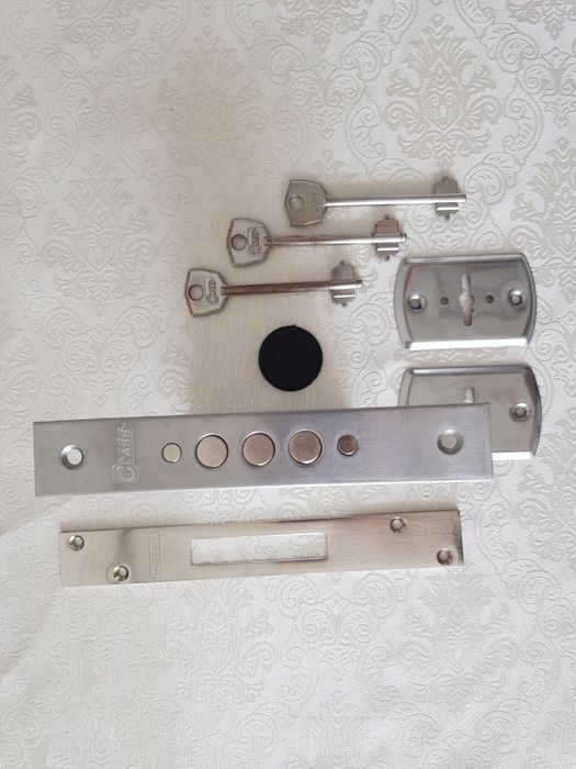 Замок врізний сувальдний. На два оберти.