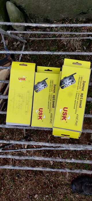 Замок врізний. Без ручок сама середина. 410C PVC