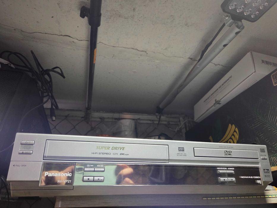 Panasonic NV-VP21, совмещающее в себе шестиголовочный Hi-Fi Stereo видеомагнитофон (VCR) и DVD/CD-плеер