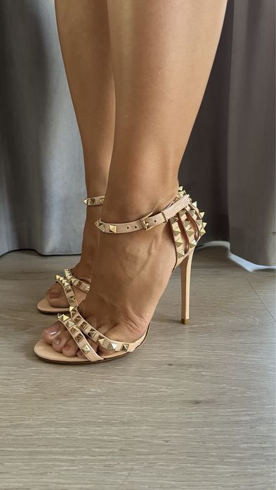 Gianni Renzi Couture vernice natural 38 sandały z ćwiekami na szpilce