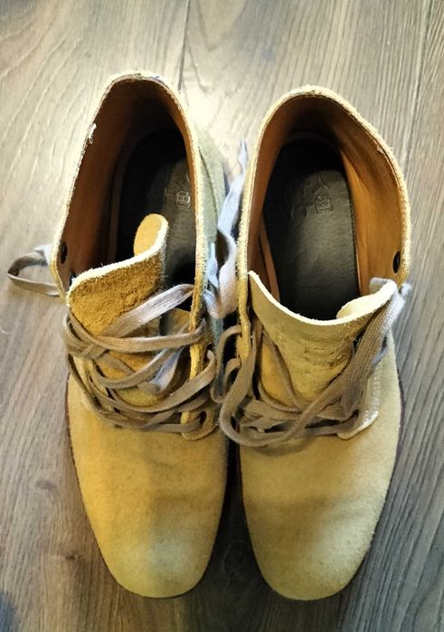 Japońskie buty ze skóry naturalnej.