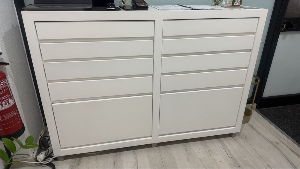 Móvel Aparador branco com gavetas