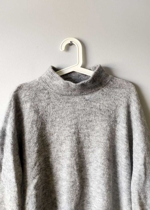 Szary sweter oversize