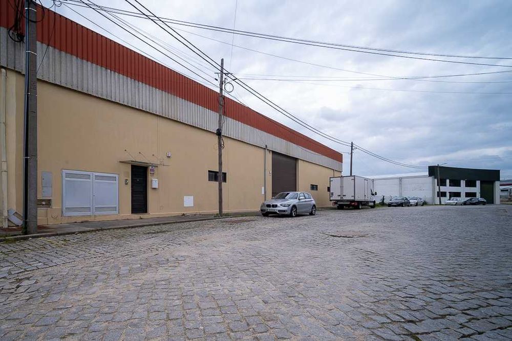 Armazém Industrial em Paços de Brandão com 304 m²