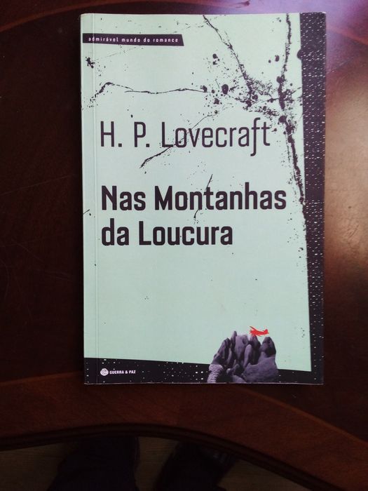 Livro com o titulo "Nas Montanhas da Loucura" de  H.P. Lovecraft.